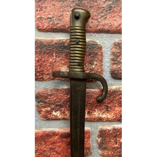 338 - A 19th Century French 1866 pattern Chassepot bayonet with fullered Yataghan style blade, ribbed bras... 