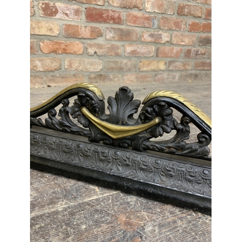 1341 - Victoria cast iron and brass fire fender having central acanthus leaf finial top, L 133cm x D 38cm