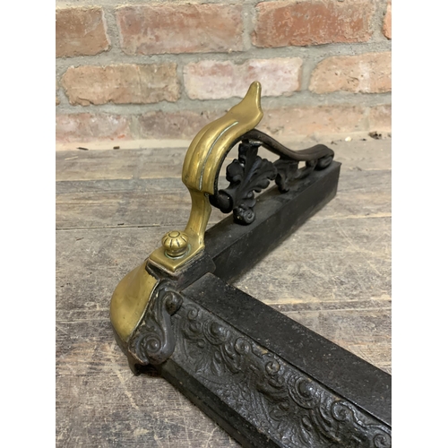 1341 - Victoria cast iron and brass fire fender having central acanthus leaf finial top, L 133cm x D 38cm