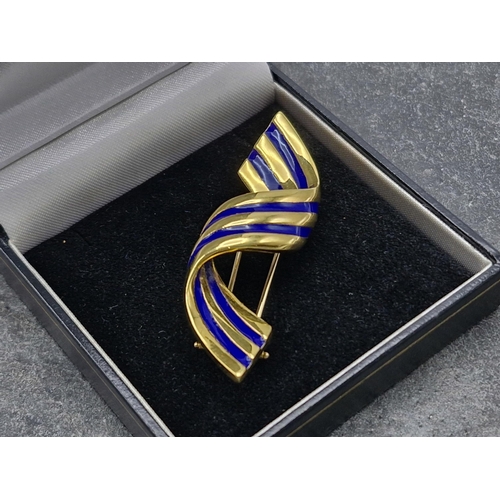 75 - In the manner of Tiffany - Exceptional quality 18k and enamel bow brooch, 6cm long, 17.6g