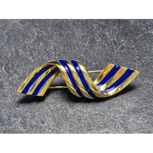 75 - In the manner of Tiffany - Exceptional quality 18k and enamel bow brooch, 6cm long, 17.6g