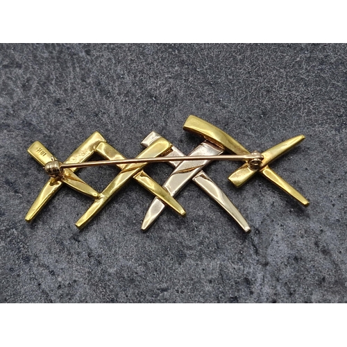 76 - In the manner of Tiffany -Good bi colour 'X'  bar brooch, 6cm long, 11.2g