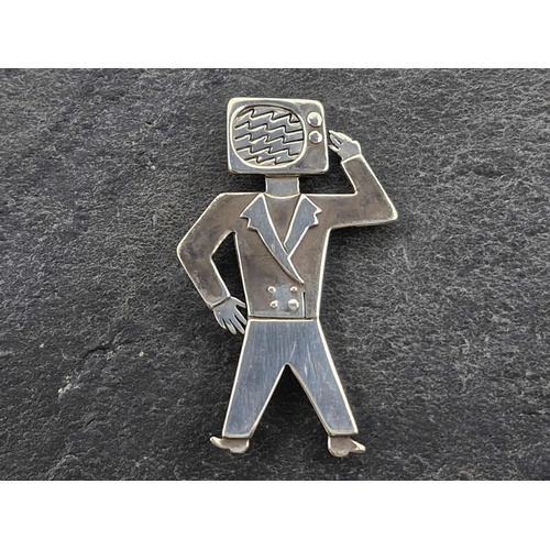 85 - American silver novelty brooch, in the form of a standing figure with a television for a head, 6.2cm... 