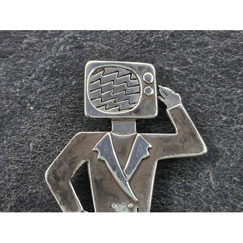 85 - American silver novelty brooch, in the form of a standing figure with a television for a head, 6.2cm... 