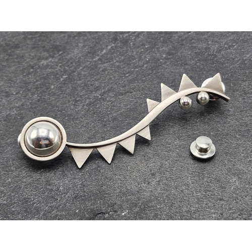 86 - American silver mid century brooch of atomic form, 9.5cm long, 14.7g