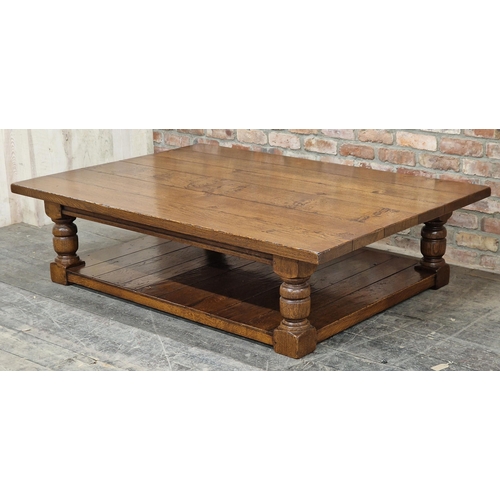 1252 - Large good quality contemporary oak coffee table with planked top, H 47cm x W 180cm x D 128cm