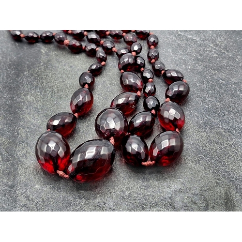 110 - Vintage faceted cherry amber Bakelite graduated bead necklace, 46cm long