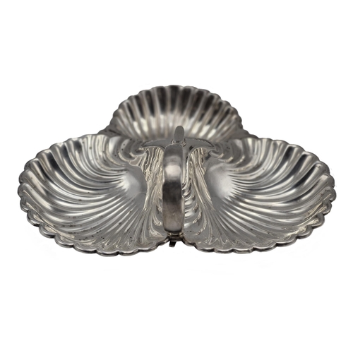 172 - Mappin & Webb silver scallop shell sweetmeat dish, Sheffield 1930, 23cm wide, 9.5oz approx