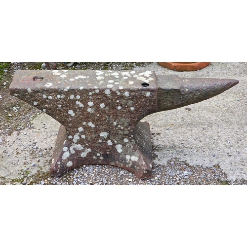 1076 - Good antique cast iron anvil with horn, H 31cm x W 78cm