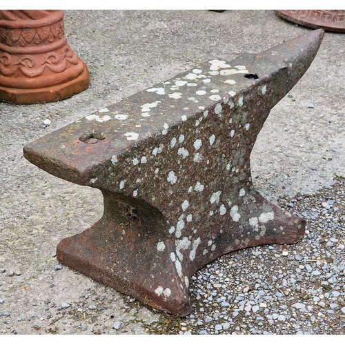 1076 - Good antique cast iron anvil with horn, H 31cm x W 78cm