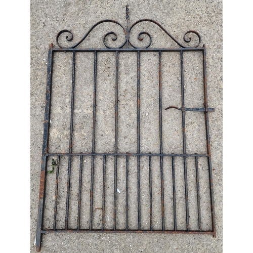 1113 - Victorian painted wrought iron garden gate with scrollwork detail, H 132cm x W 91cm