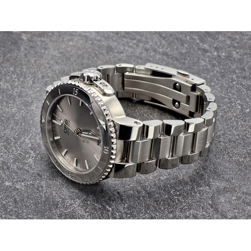 27 - Good Oris Aquis Automatic stainless steel watch, REF: 01 733 7652 4141, 36mm case, silvered dial wit... 