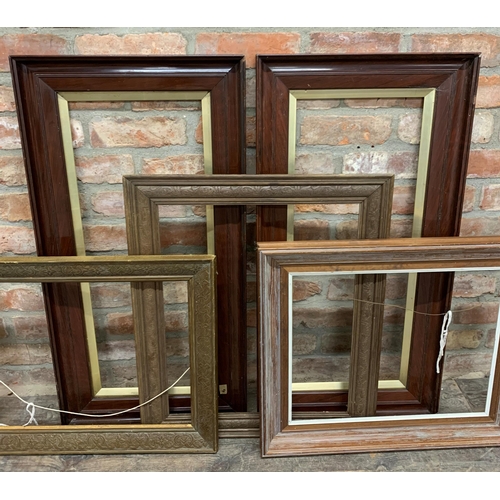 1522 - Quantity of brown wood picture frames, largest 95cm x 48cm (5)