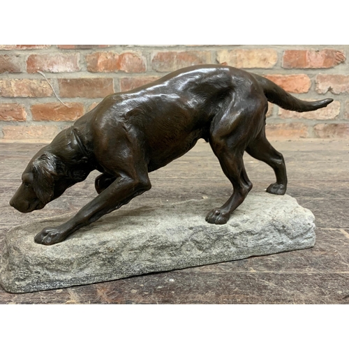 529 - Georges Gardet (1863-1939) - Retriever dog at work, signed, bronze sculpture on stone base, 30cm hig... 