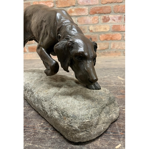 529 - Georges Gardet (1863-1939) - Retriever dog at work, signed, bronze sculpture on stone base, 30cm hig... 