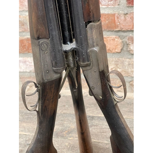 1415 - Shotgun standard lamp, three vintage guns (one marked Pritchard) back to back with iron column, with... 