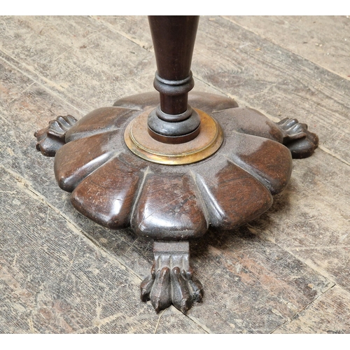 1417 - Victorian engraved brass adjustable standard lamp with pineapple finial, turned mahogany column supp... 