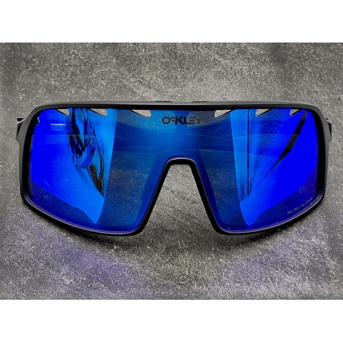 294 - Quantity of men's Oakley sunglasses with additional case