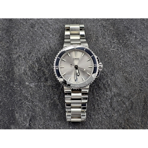 27 - Good Oris Aquis Automatic stainless steel watch, REF: 01 733 7652 4141, 36mm case, silvered dial wit... 