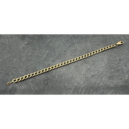 112 - 9ct flat curb link bracelet, 19.5cm long, 5g