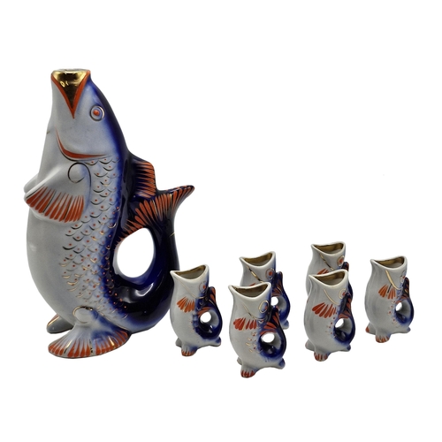 1601 - Retro gurgling fish drinks set to include jug and six glasses, largest H 24cm