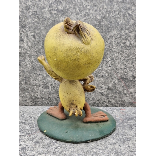 531 - Vintage 1964 Universal Studios Looney Toons Tweety bird and Silvester cat display, H 60cm