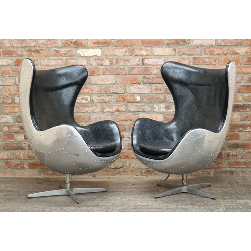 1276 - After Arne Jacobsen - Pair of EGG aviator swivel chairs with black leather upholstery, H 110cm (2)