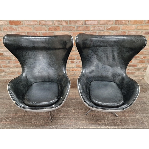 1276 - After Arne Jacobsen - Pair of EGG aviator swivel chairs with black leather upholstery, H 110cm (2)