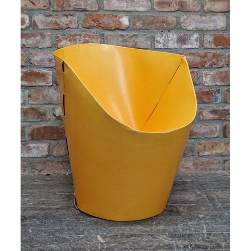 1175 - David Bartlett (1940 - 2021) - Vintage orange cardboard chair, H 67cm