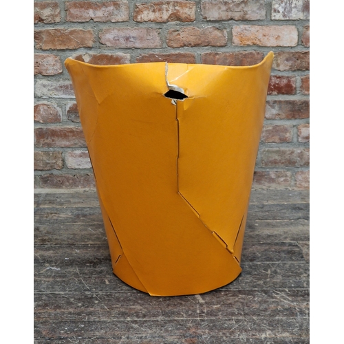 1175 - David Bartlett (1940 - 2021) - Vintage orange cardboard chair, H 67cm