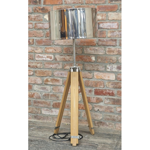 1181 - Contemporary extendable tripod lamp with chrome shade, H 125cm (shortest)