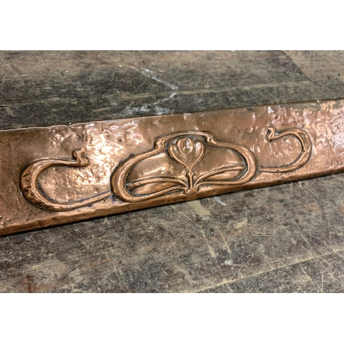 1331 - Art Nouveau copper plated fire fender having central floral motif, 135cm x 40cm