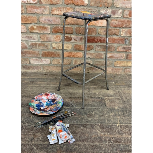 1394 - From the estate of John Wragg (1937-2020) - Sculptor's stool / stand, with paints, plate & brushes, ... 