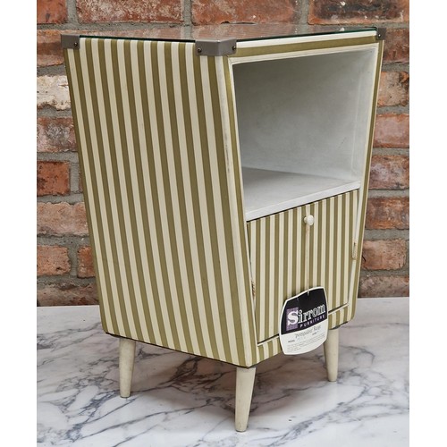 1367 - Sirrom Furniture - 'Pompadour Range' vintage bedside table with glass top and central cupboard, H 60... 