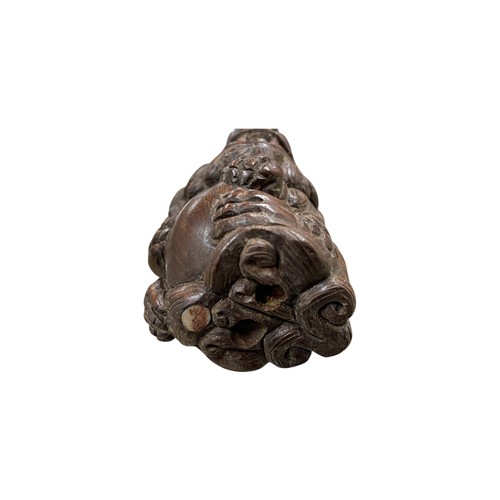 277 - Japanese netsuke in the form of a Foo dog with carved detail and glass eyes, H 4.5cm, together with ... 