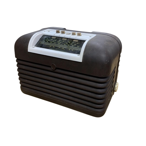 553 - Vintage Bush DAC-10 radio in two-tone bakelite with glass tuning display and push-button band contro... 