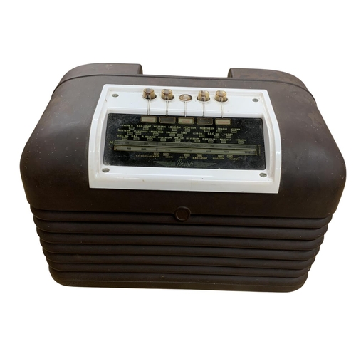 553 - Vintage Bush DAC-10 radio in two-tone bakelite with glass tuning display and push-button band contro... 