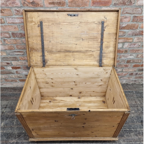 1213 - Victorian pine blanket box with hinged lid and twin carry handles, H 72cm x W 105cm x D 62cm