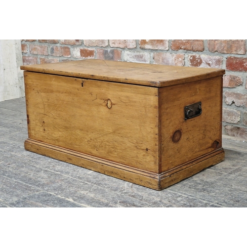 1224 - Victorian pine blanket box with hinged lid, H 44cm x W 88cm x D 47cm