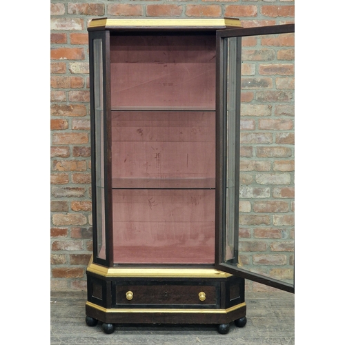 1341 - Good quality Victorian display cabinet with bevelled edge glass panels and gilded detail, H 173cm x ... 