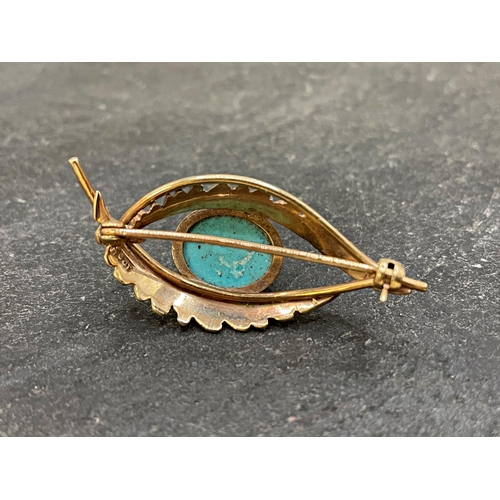 23 - Novelty 9ct 'eye' brooch with turquoise cabochon, 437cm long, 6.9g