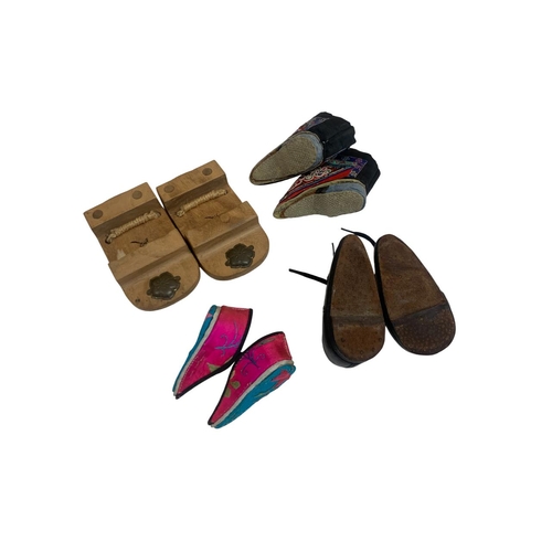 299 - Assortment of Oriental childrens shoes to include leather, fabrics and wooden examples (4 pairs)