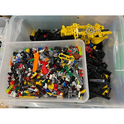 609 - Extensive collection of Lego to include a variety of vehicles / trains and mini figures, featuring L... 