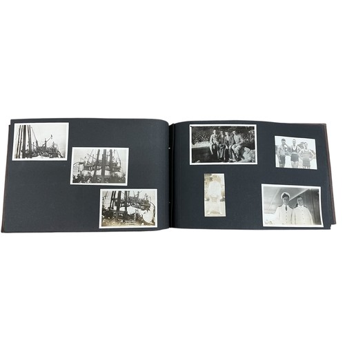 580 - Large collection of early to mid 20th century photograph albums, to include family photographs, port... 