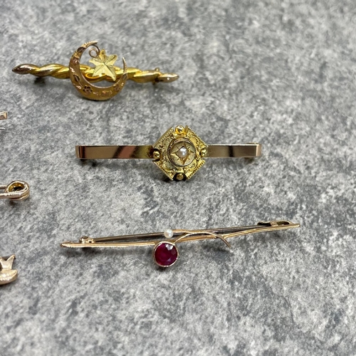 28 - Six 9ct bar brooches, three with garnets, a good opal example and two others, 10.6g gross