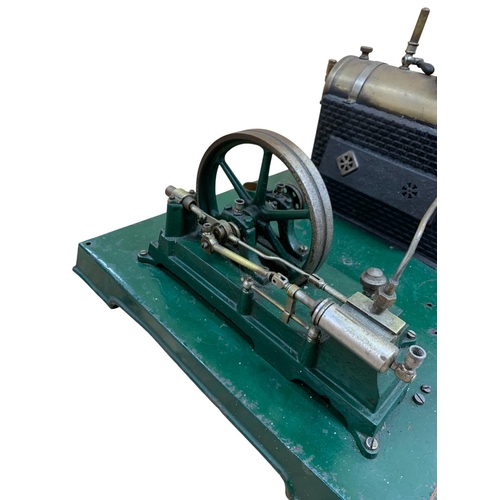 615 - Single cylinder horizontal stationery steam engine with 5 inch fly wheel, brass boiler and chimney, ... 