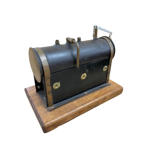 615 - Single cylinder horizontal stationery steam engine with 5 inch fly wheel, brass boiler and chimney, ... 