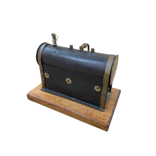 615 - Single cylinder horizontal stationery steam engine with 5 inch fly wheel, brass boiler and chimney, ... 