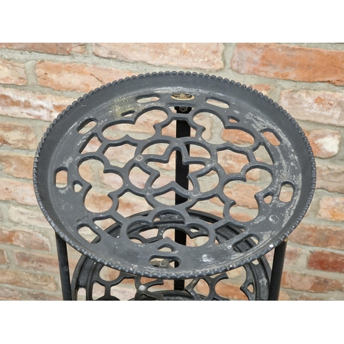 1264 - Vintage cast metal graduated pan stand with pierced detail and paw feet, by Viking, H 122cm x W 39cm