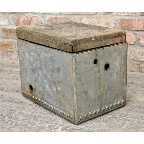 1279 - Vintage galvanised tank with rivetted seams and hinged plank top, H 37cm x W 46cm x D 31cm